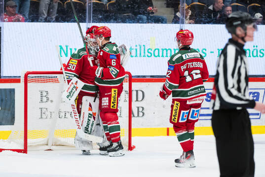 MoDos målvakt Lassi Lehtinen och Paul Ladue jublar