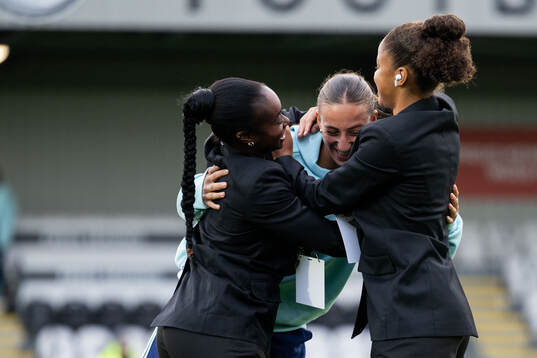 Rosa Kafaji of Arsenal with Monica Jusu Bah and Felicia Schröder of Häcken ahead of the UEFA Women's Champions League qualifying match between Arsenal and Häcken on September 26, 2024 in London. 