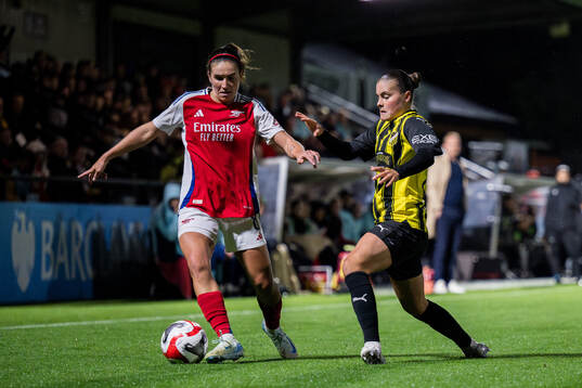 Katie McCabe of Arsenal and Hanna Wijk of Häcken