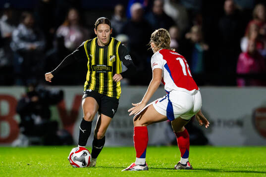 Tabitha Tindell of Häcken and Katie McCabe of Arsenal
