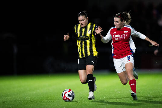 Hanna Wijk of Häcken and Mariona Caldentey of Arsenal