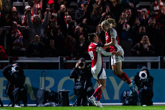 Caitlin Foord and Frida Maanum of Arsenal celebrate the 4-0 goal