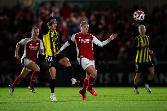 Anna Anvegård of Häcken and Kim Little of Arsenal