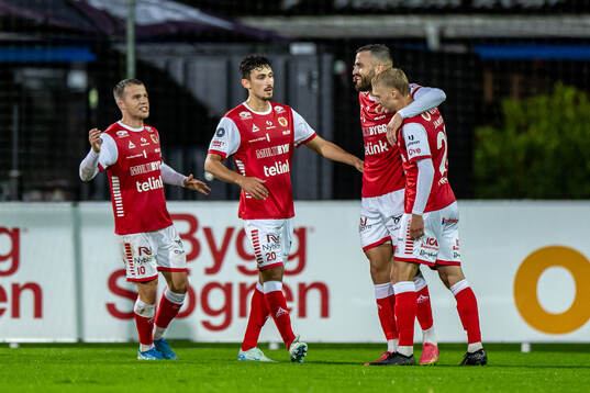 Kalmars Dino Islamovic jublar med laget efter 1-2