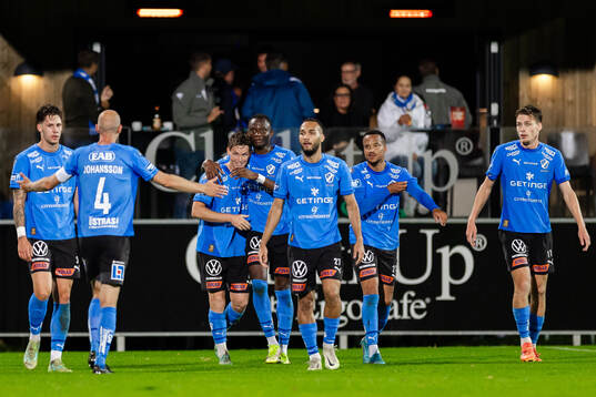 Halmstads spelare jublar med Jonathan Svedberg efter 2-2