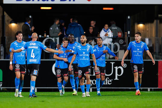 Halmstads spelare jublar med Jonathan Svedberg efter 2-2