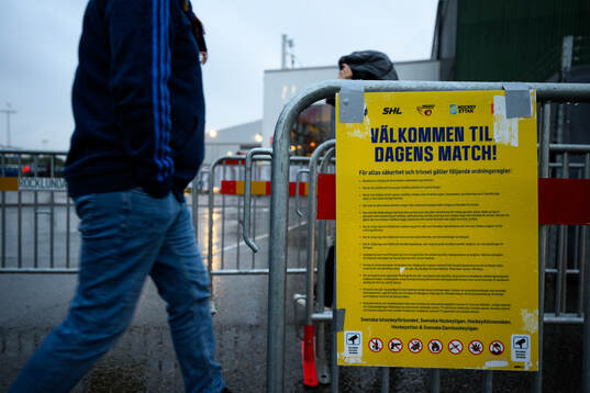 Skylt med säkerhetsinformation utanför arenan