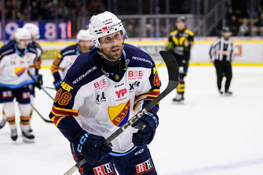 Djurgårdens Dick Axelsson jublar med lagkamrater