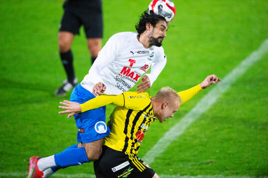  Nosabys Ameer Naji och IFK Hässleholms Alexander Sjöström i matchen i division 2 mellan IFK Hässleholm och Nosaby IF i Hässleholm 27 september 2024.