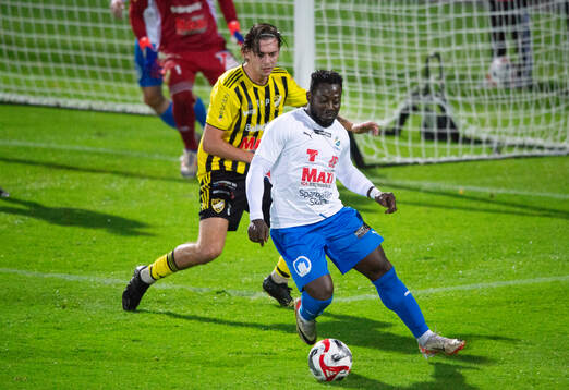 Nosabys Michael Andrew och IFK Hässleholms Axel Winberg i matchen i division 2 mellan IFK Hässleholm och Nosaby IF i Hässleholm 27 september 2024.