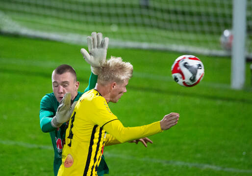 Nosabys målvakt Hugo Fagerberg gör ner IFK Hässleholms Linus Roslund och domaren dömer straff, men assisterande domaren ändrar domslutet i matchen i division 2 mellan IFK Hässleholm och Nosaby IF i Hässleholm 27 september 2024.