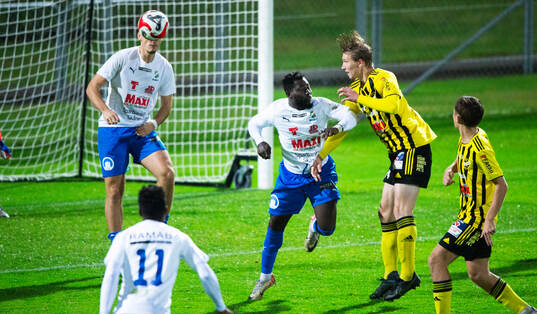  IFK Hässleholms Hugo Arvidsson och Nosabys Michael Andrew i matchen i division 2 mellan IFK Hässleholm och Nosaby IF i Hässleholm 27 september 2024.