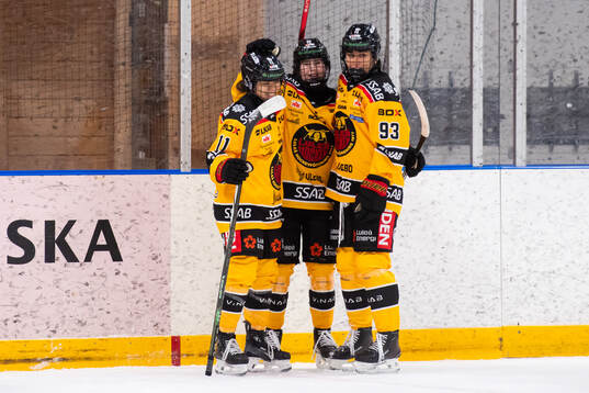 Luleås Akane Shiga, Petra Nieminen och Nadia Mattivi jublar