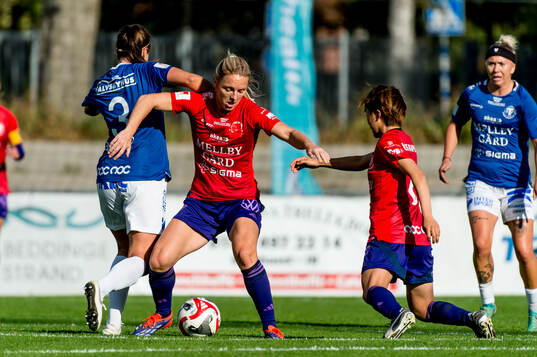 Djurgårdens Mimmi Larsson och Shinomi Koyama och Trelleborgs Thea Birgerud