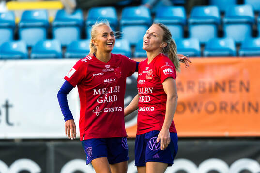  Djurgårdens Sara Lilja Vidlund och Mimmi Larsson jublar efter 0-2