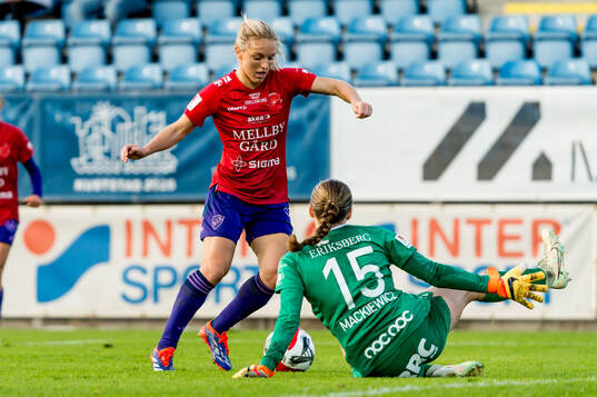 Djurgårdens Mimmi Larsson och Trelleborgs målvakt Halle Elizabeth Mackiewicz