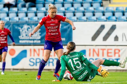 Djurgårdens Mimmi Larsson och Trelleborgs målvakt Halle Elizabeth Mackiewicz