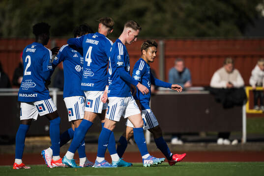 GIF Sundsvalls Taiki Kagayama jublar med lagkamrater efter 0-1