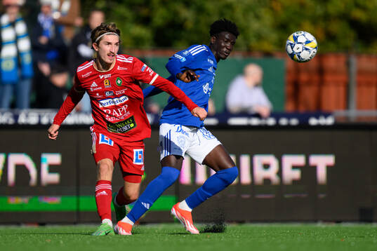Skövde AIKs Hugo Engström och GIF Sundsvalls Kojo Peprah