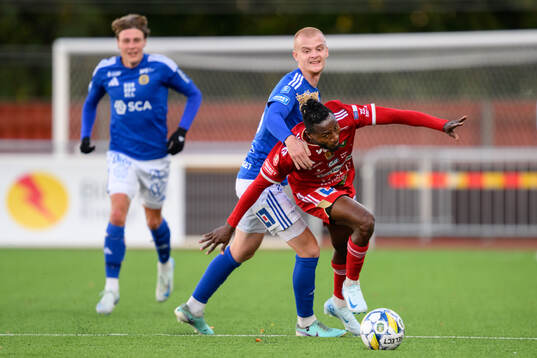 GIF Sundsvalls Lucas Forsberg och Skövde AIKs Mamudu Moro