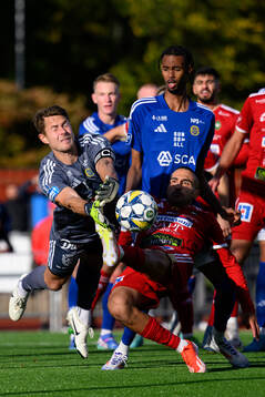 GIF Sundsvalls målvakt Jonas Olsson och Skövde AIKs
