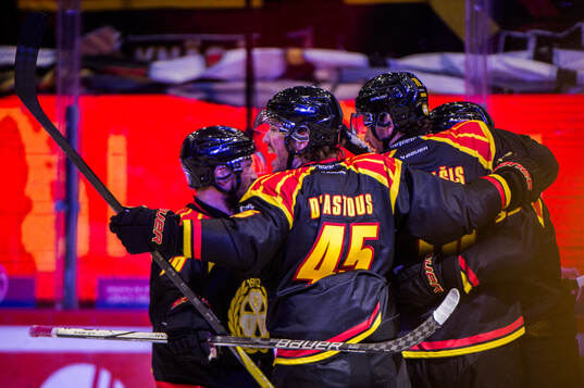 Brynäs Charles-Édouard D'astous och Miks Indrasis jublar