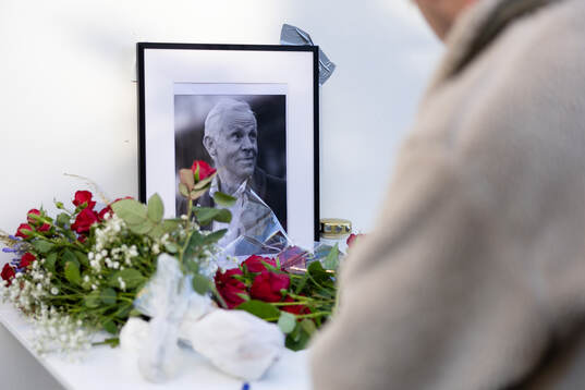 En Örgryte supporter skriver i en minnesbok för