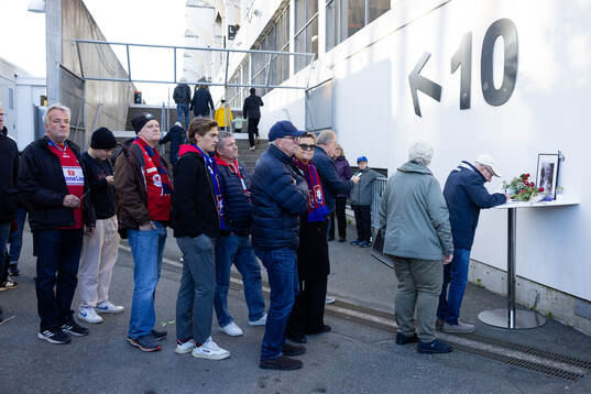 Örgryte supportrar skriver i en minnesbok för klubbikonen