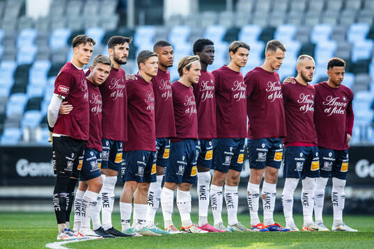 Örgrytes spelare vid en tyst minut när Sören Börjesson