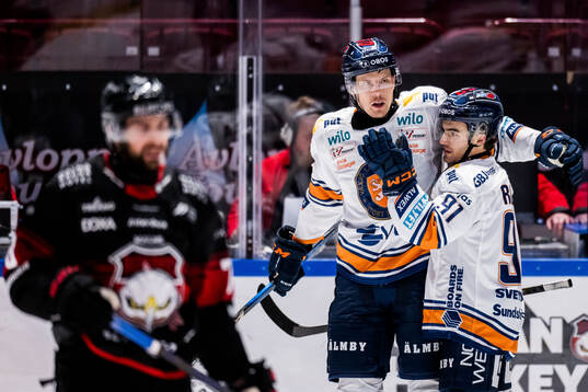 Växjös Otto Koivula och Felix Robert jublar