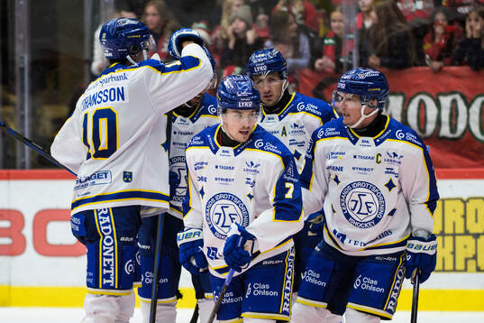 Leksands Patrik Zackrisson jublar med lagkamrater