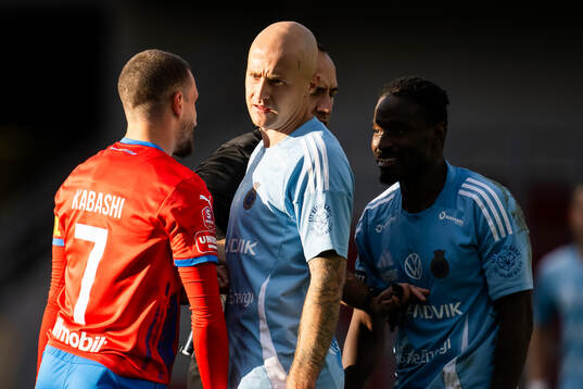 Helsingborgs Arian Kabashi bråkar med Gefles York Rafael