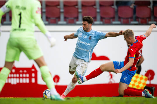 Helsingborgs William Westerlund försöker stoppa Gefles Iu