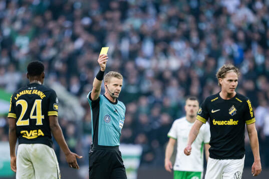 AIKs Mouhamed Lamine Fanne Dabo får en varning av domare Glenn Nyberg