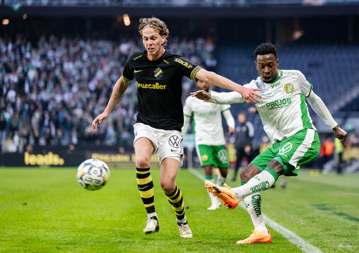 AIKs Onni Valakari och Hammarbys Bouzomana Toure