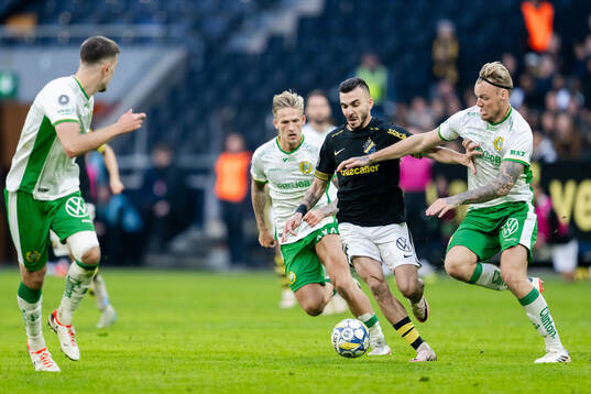 Hammarbys Fredrik Hammar och Victor Eriksson i en kamp mot