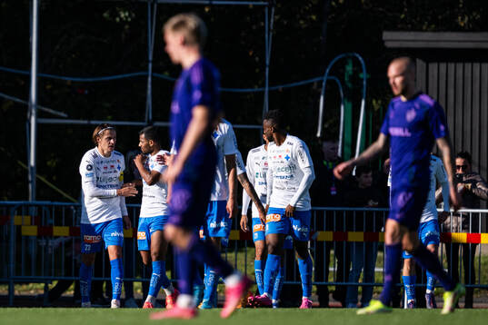 Värnamos Simon Thern jublar med lagkamrater