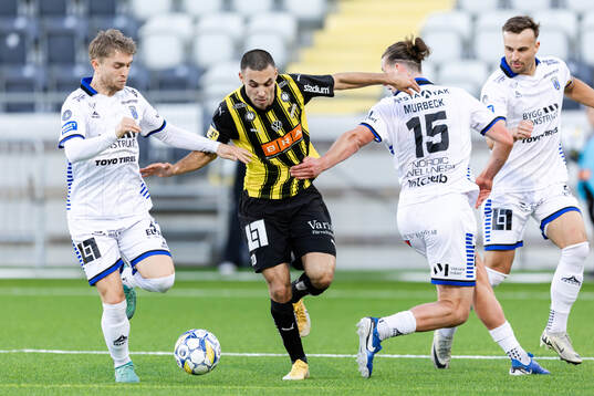 Häckens Ali Youssef i en kamp mot Sirius Andreas Pyndt