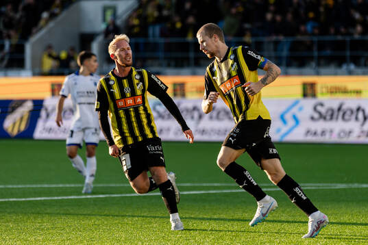 Häckens Simon Gustafson jublar efter 1-0