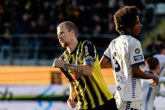 Häckens Simon Gustafson jublar efter 1-0