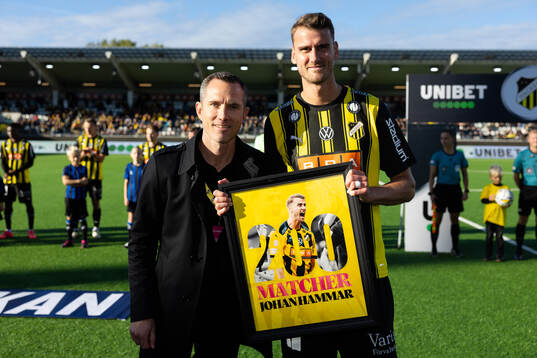 Häckens sportchef Martin Ericsson uppvaktar Johan Hammar