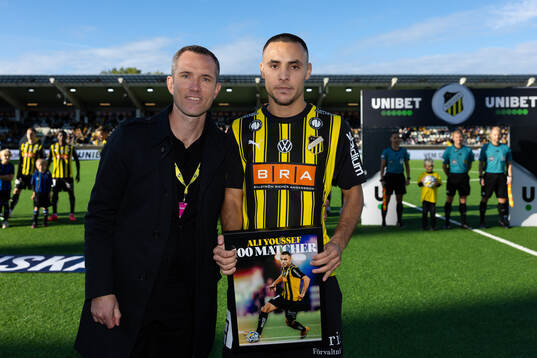 Häckens sportchef Martin Ericsson uppvaktar Ali Youssef