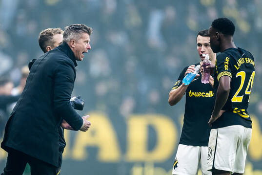AIKs tränare Mikkjal Thomassen i samtal med Bersant Celina och Mouhamed Lamine Fanne Dabo