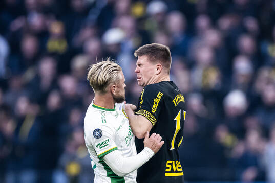 Hammarbys Simon Strand och AIKs Mads Døhr Thychosen i dispyt