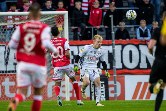 Kalmars Dion Krasniqi och Elfsborgs målvakt Isak Pettersson