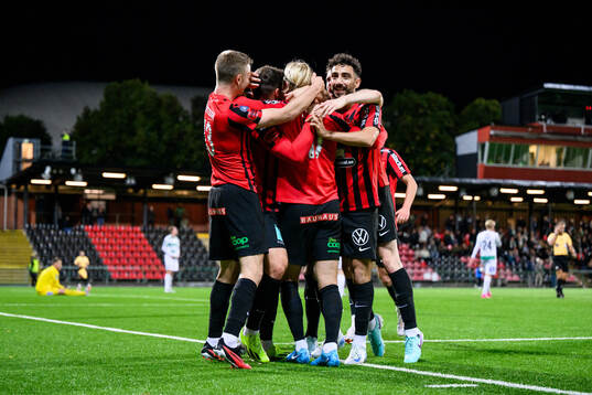 Brommapojkarnas Alexander Jensen jublar med lagkamrater