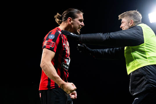 Brommapojkarnas Nikola Vasic jublar med Frederik Christensen efter 1-0