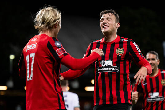 Brommapojkarnas Alexander Jensen jublar med Adam Skanning