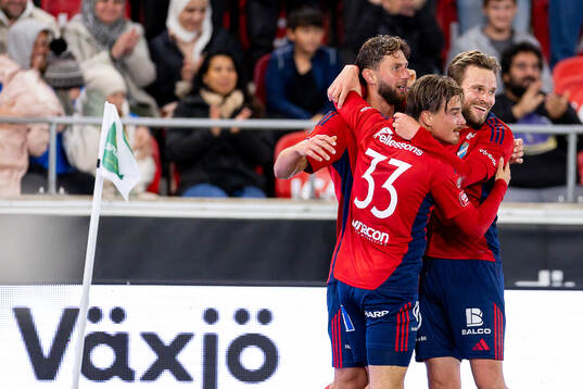 Östers Alibek Aliev Tatu Varmanen och Chriss-Albin Mörfelt jublar efter mål 2-0