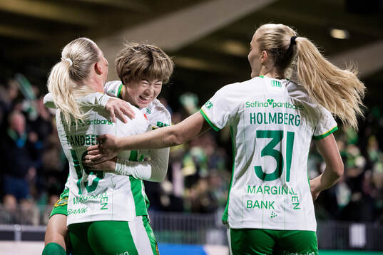 Hammarbys Cathinka Tandberg , Asato Miyagawa och Smilla Holmberg jublar efter 2-0